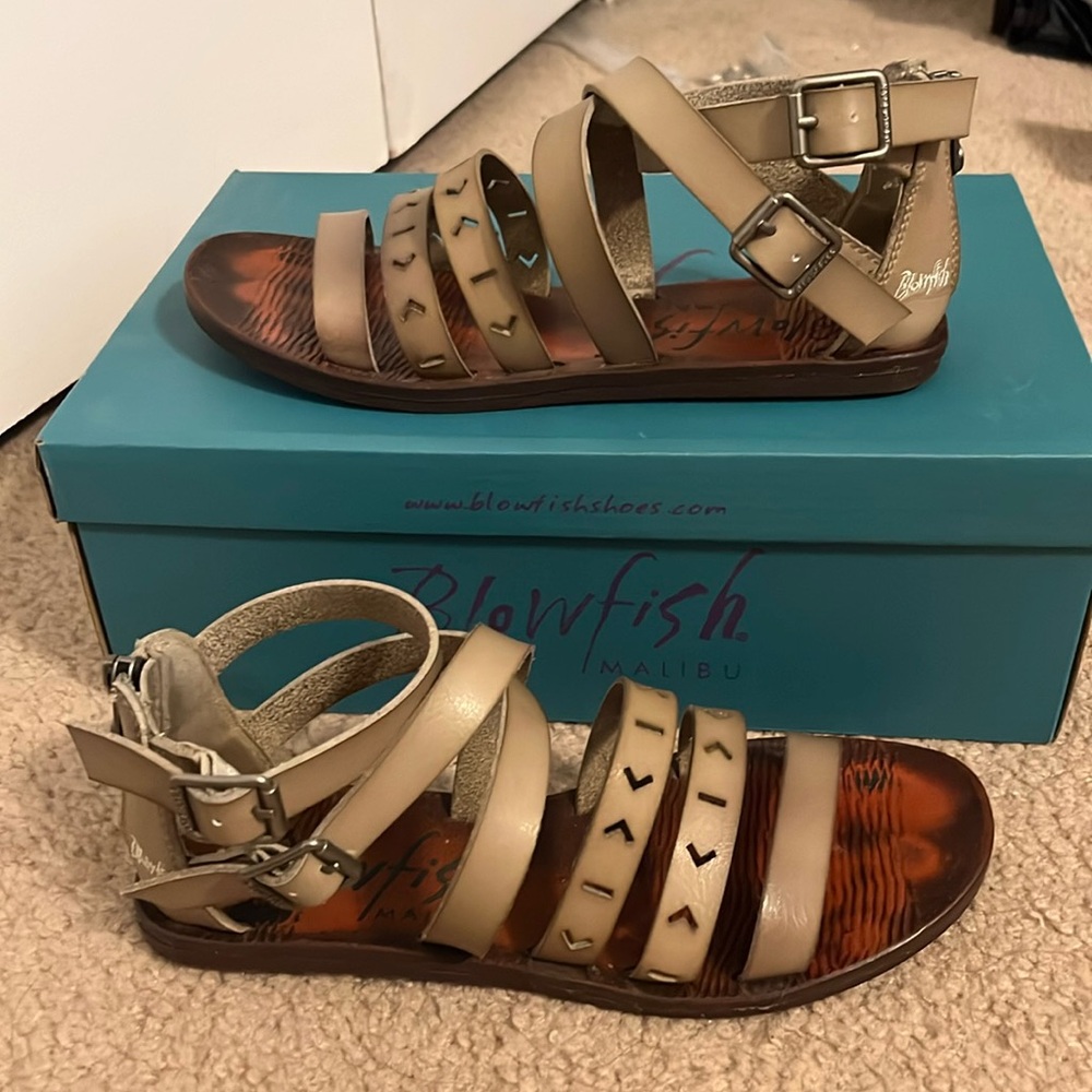 Nude strappy sandal